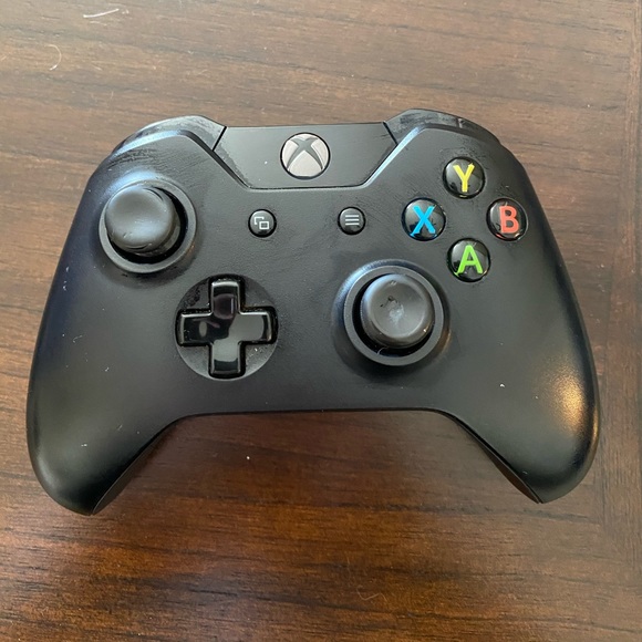 Xbox One 500GB 2 controllers, headset, recharge 🔋 - Picture 5 of 9